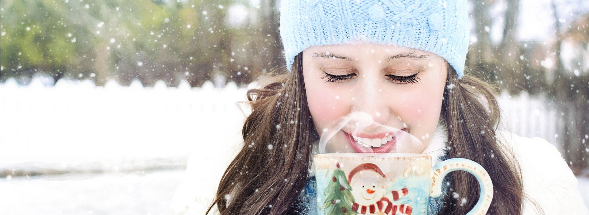Foto Frau bei Schnee mit heißen Getränk